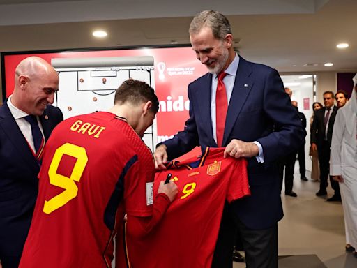 Felipe VI invita a Gavi a la final de Berlín: “Formas parte de ese equipo”