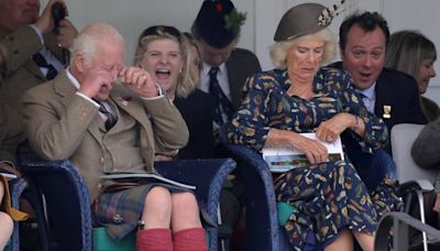 König Charles lacht Tränen: Lustiger Ausflug zu den Highland Games