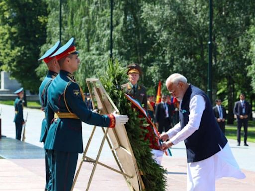 PM Modi Pays Tributes At The Tomb Of The 'Unknown Soldier' In Moscow: The Story Behind The War Memorial - News18