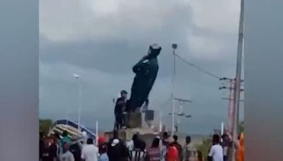 Derriban estatua de Hugo Chávez en protesta por resultados que dieron como vencedor a Maduro - La Tercera