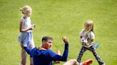 Familienbesuch: Weghorst kickt mit seinen Töchtern