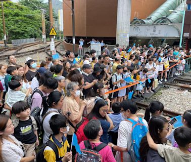 多啦A夢主題輕鐵列車吸引「打卡」 市民稱勾起童年回憶 - RTHK