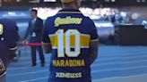 Cantó en la previa de Napoli vs. Roma con la camiseta de Maradona y se volvió viral