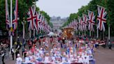 Un desfile y fiestas callejeras redondean Jubileo de Platino