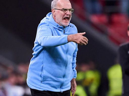 La salida del entrenador de arqueros de Uruguay: la imposición de Marcelo Bielsa en el contrato que no aceptó