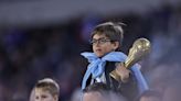 Video: Un niño le regaló estampas del Mundial a Lionel Messi