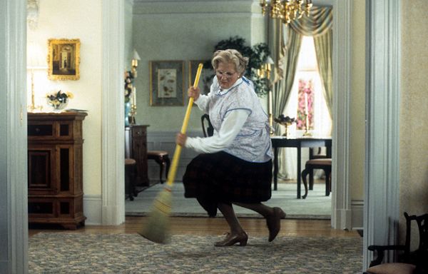 "Mrs. Doubtfire" star says Robin Williams wrote to her high school principal defending her