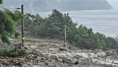 花蓮深夜大雨嚴重土石流 北迴鐵路通車時程恐生變 - 生活