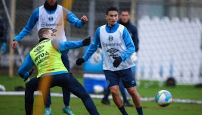 Grêmio perde zagueiro, mas tem volta de dupla de volantes