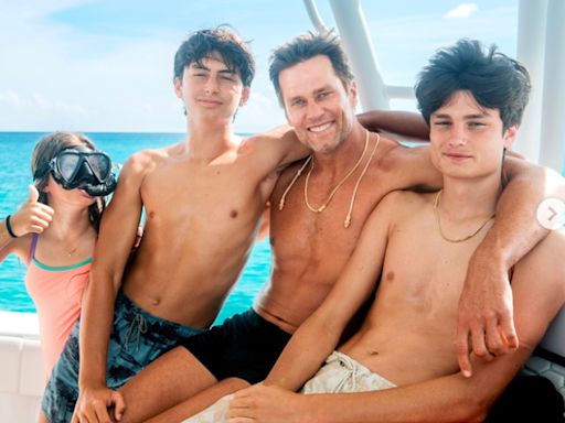 Tom Brady e Tom Hanks aparecem em fotos com os filhos em homenagens ao Dia dos Pais nos EUA