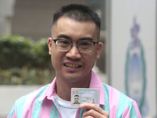 歷時7年終獲批男性身份證 跨性別者謝浩霖領證做個真男人