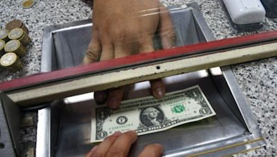 Dólar cae en primeros negocios y pierde los $ 940 en medio de feriado de EEUU | Diario Financiero