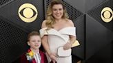Look: Kelly Clarkson walks Grammys red carpet with son Remington