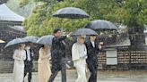 Los cuatro emperadores de Japón, en una ceremonia centenaria pasada por agua
