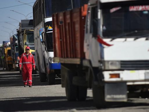 Transportistas de Bolivia bloquearon por segundo día las principales carreteras del país ante la falta de dólares y combustible