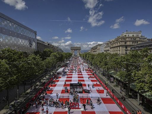 NO COMMENT: Un picnic gigante a los pies del Arco del Triunfo de París