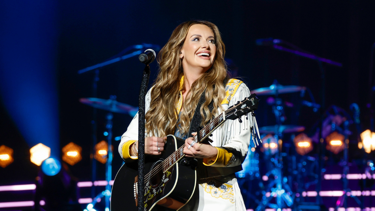 Watch Carly Pearce Team Up With Surprise Guests On Stage During Moment 'I'll Never Forget' | iHeartCountry Radio
