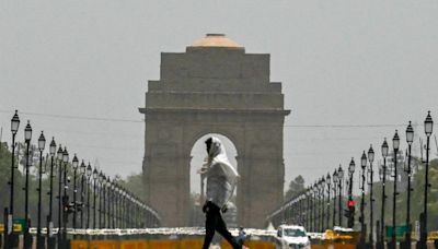 India sees over hundred deaths and 40,000 cases of suspected heatstrokes