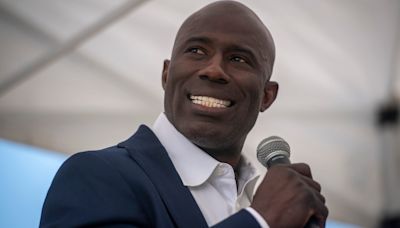 Hall of Fame RB Terrell Davis says he was placed in handcuffs on United Airlines flight