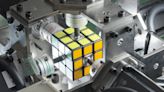 Un robot igualó al ser humano: Armó un cubo Rubik en tiempo récord