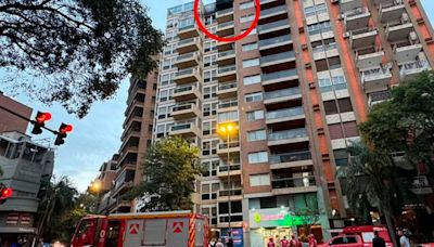 Un chico de 18 años murió al saltar desde el piso 12 de un edificio que se incendiaba en Córdoba