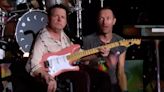 Michael J. Fox toca guitarra com Coldplay durante show; assista