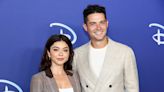 Sarah Hyland and Wells Adams Pack on the PDA at the 'People's Choice Awards'