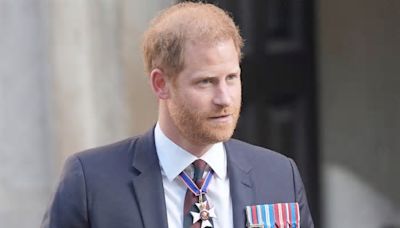 El Príncipe Harry se apoya en los Spencer en su vuelta a Reino Unido mientras Carlos III acudía a una garden party