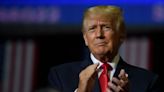 Trump lamenta que la acusación sea un "sicariato político" mientras hace campaña con el asesor acusado