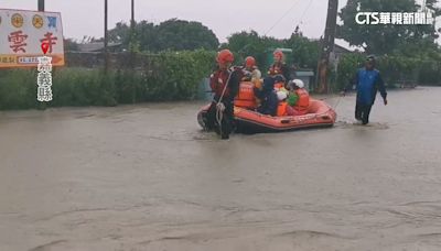 雨炸嘉義！八掌溪溢堤「灌民宅」 橡皮艇救逾10人