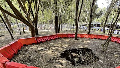 Crece socavón en el Jardín Ramón López Velarde, en la colonia Roma