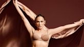 El espectacular posado de Jennifer Lopez como modelo de lencería