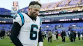 Panthers sientan a Mayfield; Darnold será titular vs Broncos