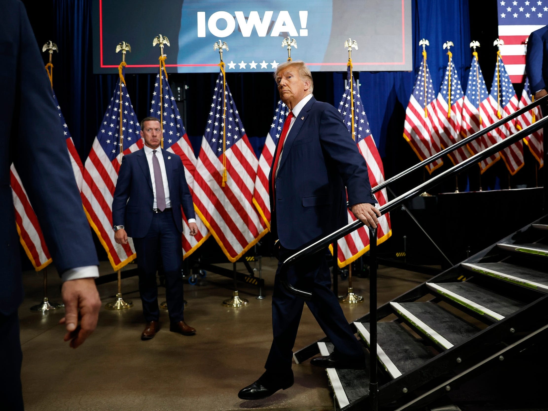 A top poll showing Trump narrowly ahead in Iowa is a warning sign for his campaign