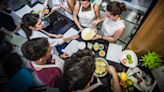 Alunos de Medicina estão aprendendo a cozinhar, e você deveria fazer o mesmo; entenda