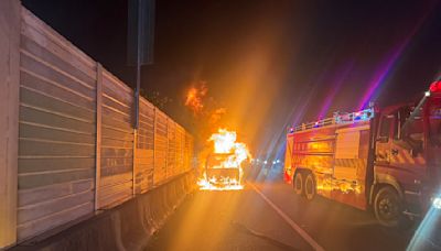 國道一號火燒車 小貨車全面燃燒駕駛及時逃生