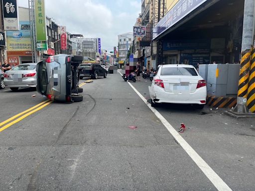 苗栗休旅車自撞路邊轎車 「輕輕撞1下就翻了」釀2傷｜壹蘋新聞網