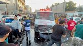 Un enfermero describe los estragos del ataque israelí a un convoy de ambulancias en Gaza