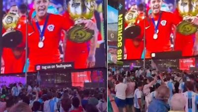 “Bicampeón en tu cara”: chilenos trolean a argentinos durante banderazo en Times Square con foto de Alexis “retirando” a Messi