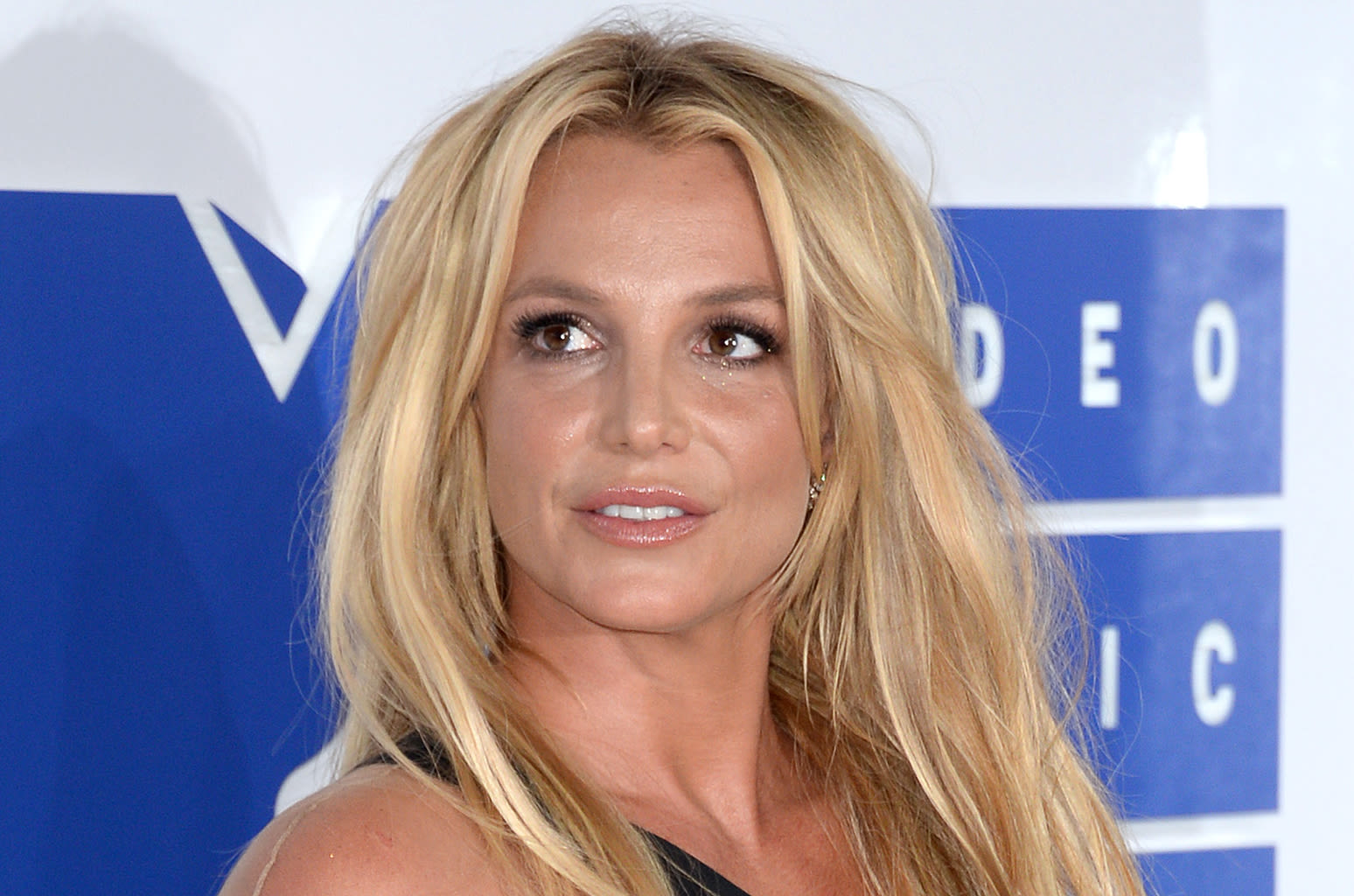 Britney Spears Explains How She Twisted Her Ankle & Shows Off Swollen Foot After Hotel Incident