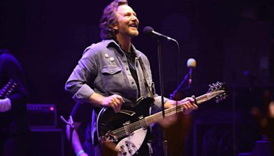 Watch Pearl Jam Cover Nine Inch Nails Classic Live For The First Time | 99.7 The Fox