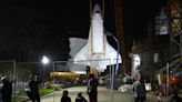 El transbordador Endeavour es instalado en posición de lanzamiento en un museo de Los Ángeles