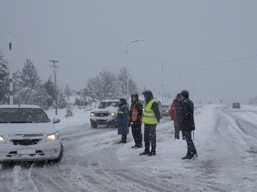 Nieve en Bariloche: obligan a usar cadenas en Ruta 40 y Circunvalación y retrasan el horario de ingreso a las escuelas a la mañana