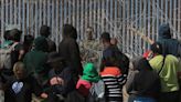 Migrantes insisten en cruzar a EEUU por el río Bravo pese a las crecientes deportaciones