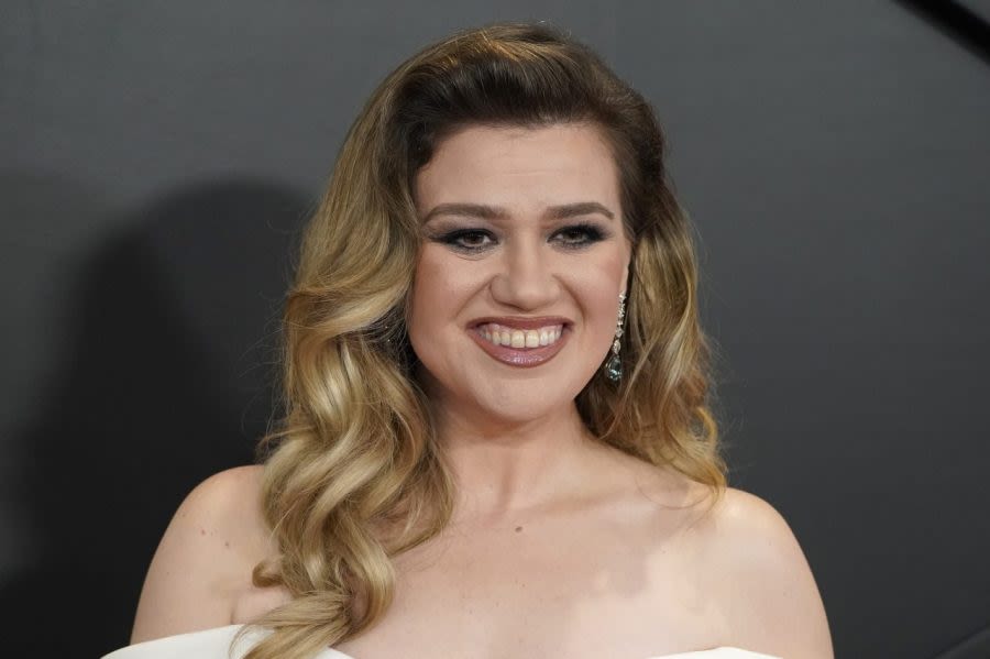Kelly Clarkson makes weight loss confession