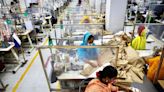 Las grandes marcas de moda dicen que subirán los precios de compra de la ropa fabricada en Bangladés