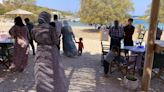 Dezenas de yazidis dormem à porta de campo de refugiados na Grécia