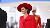 La princesa de Gales, fabulosa con un elegante look en rojo y pendientes de zafiros de Diana