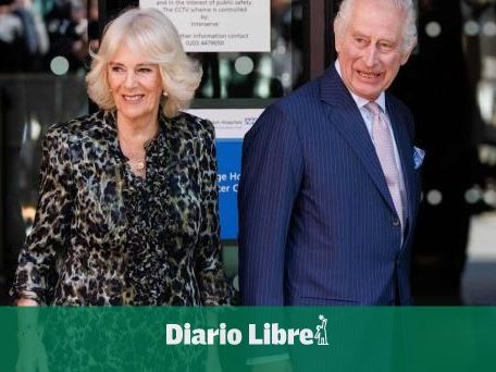 Carlos III visita un centro contra el cáncer en su primer compromiso público desde febrero