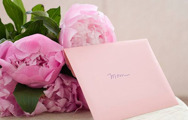 Don't Know What to Write in a Mother's Day Card? 5 Options That'll Make Your Mom Smile